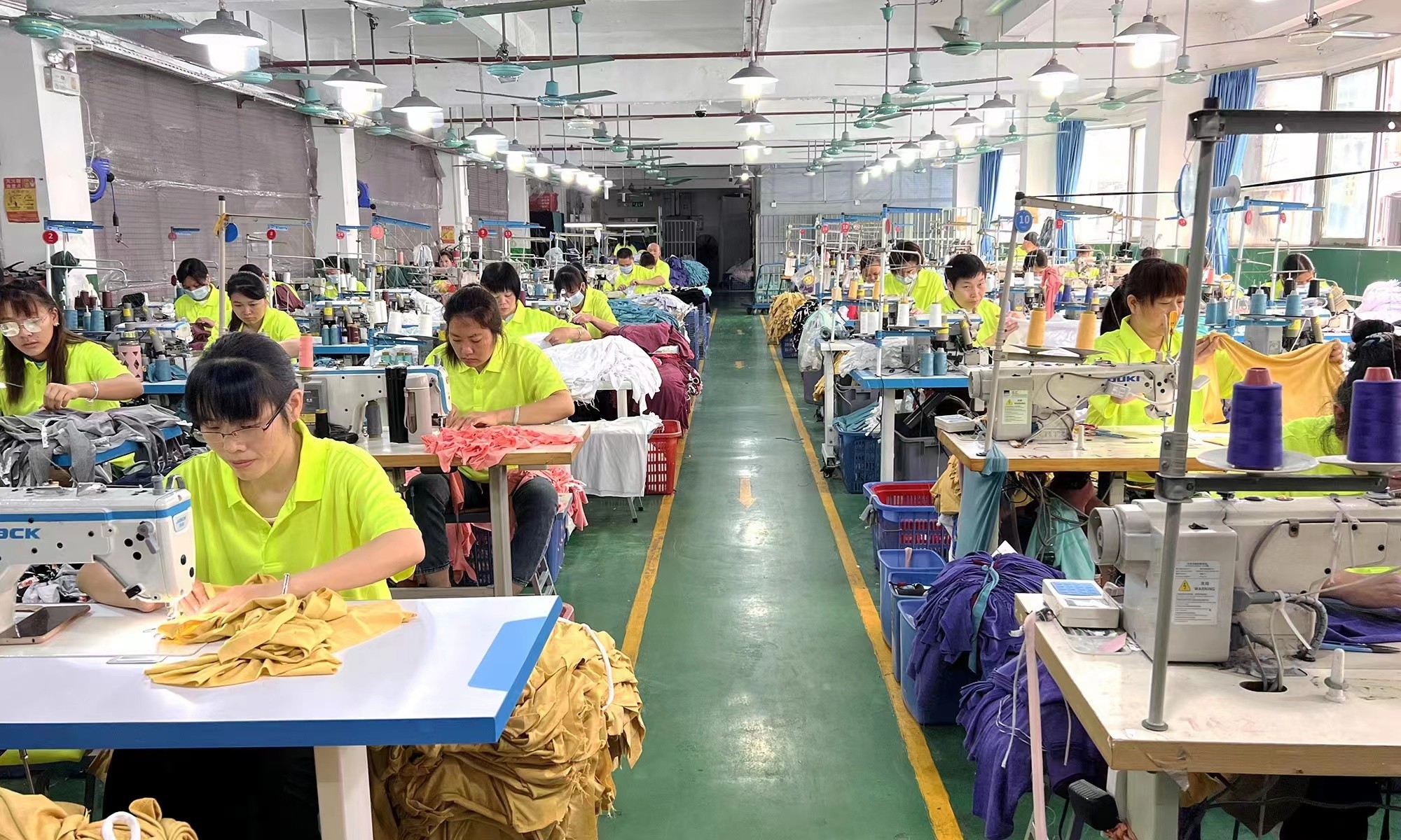 Guangzhou Vinas clothing technology Co., LTD factory production line