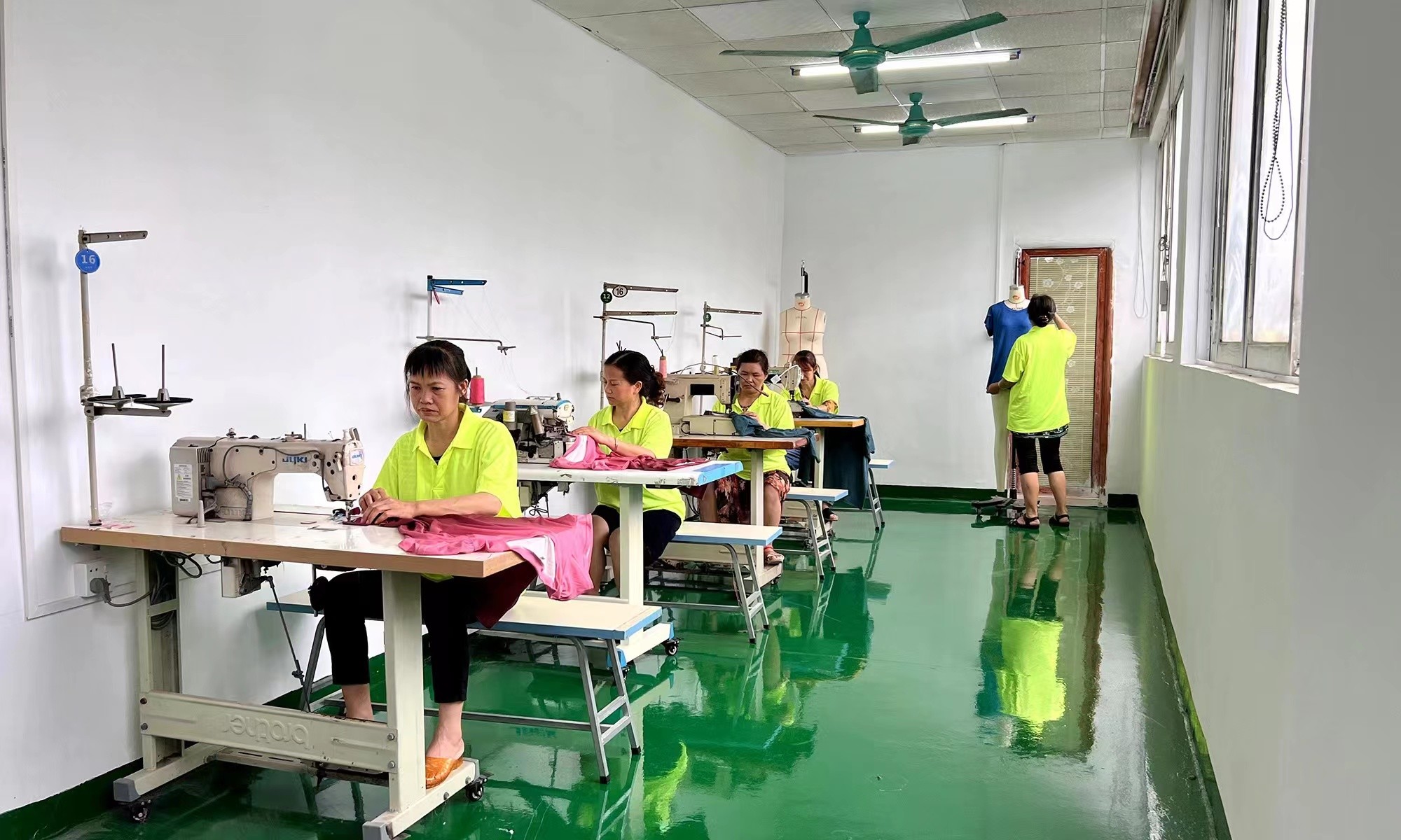 Guangzhou Vinas clothing technology Co., LTD factory production line