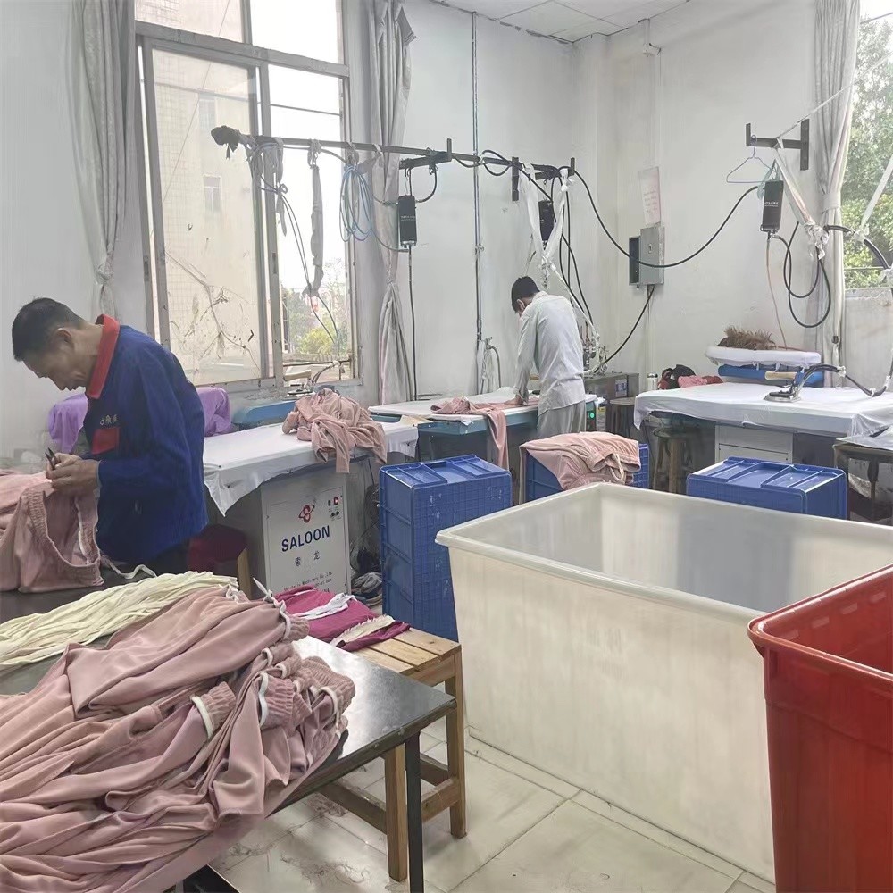 Guangzhou Vinas clothing technology Co., LTD factory production line
